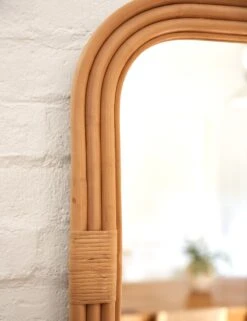 Marsali Mirror -Lulu Andgeorgia Shop SPMRRE NA SS23 RattanPoleRectangularMirror 1814 detail Lifestyle